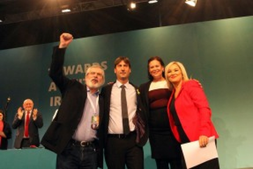  Jordi Solé acompanyat de Gerry Adams i altres líders del partit durant la Conferència Nacional del Sinn Fein 