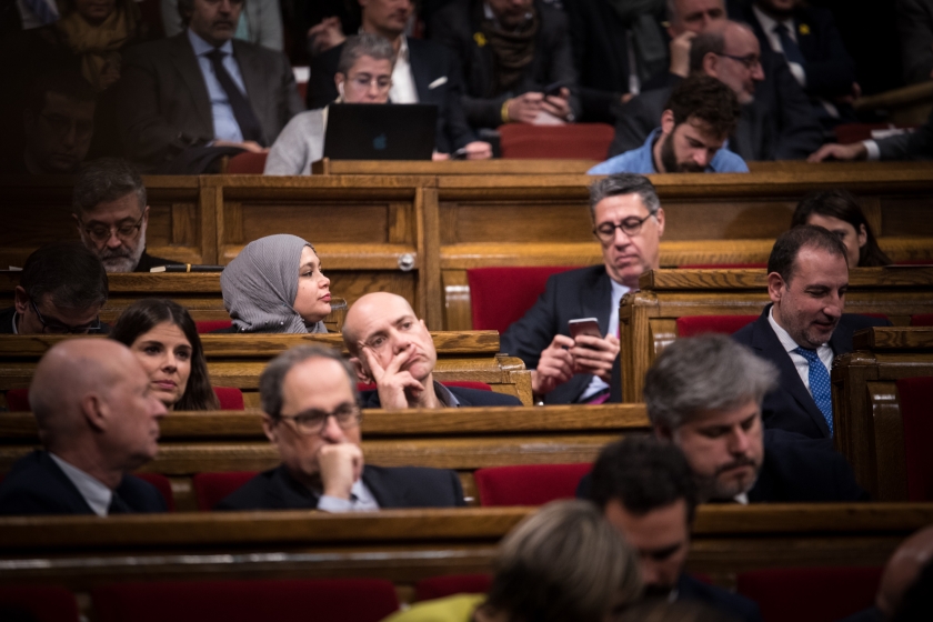  Driouech asseguda al seu escó al Parlament. Ben a prop, el diputat del PP Xavier Garcia Albiol / MARC PUIG 