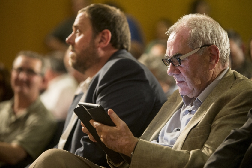  Ernest Maragall consultant el seu inseparable iPad  