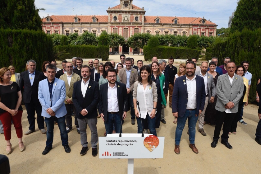  Pere Aragonès i Marta Vilalta, juntament amb Alfred Bosch, Juli Fernández i la resta de candidats i candidates, davant del Parlament / Marc Puig 