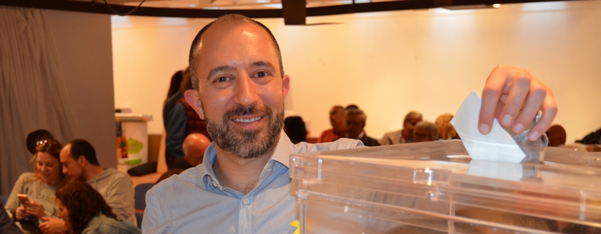  Marc Aloy votant el dia de la seva tria com a cap de llista 