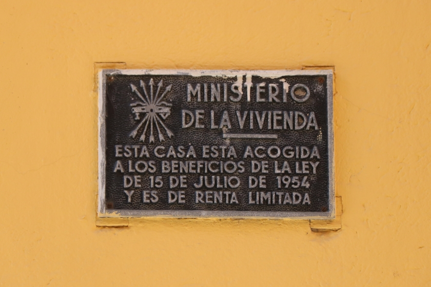  Imatge d’una placa del ministeri de l’Habitatge franquista en una façana d’un carrer de Tarragona / ACN 
