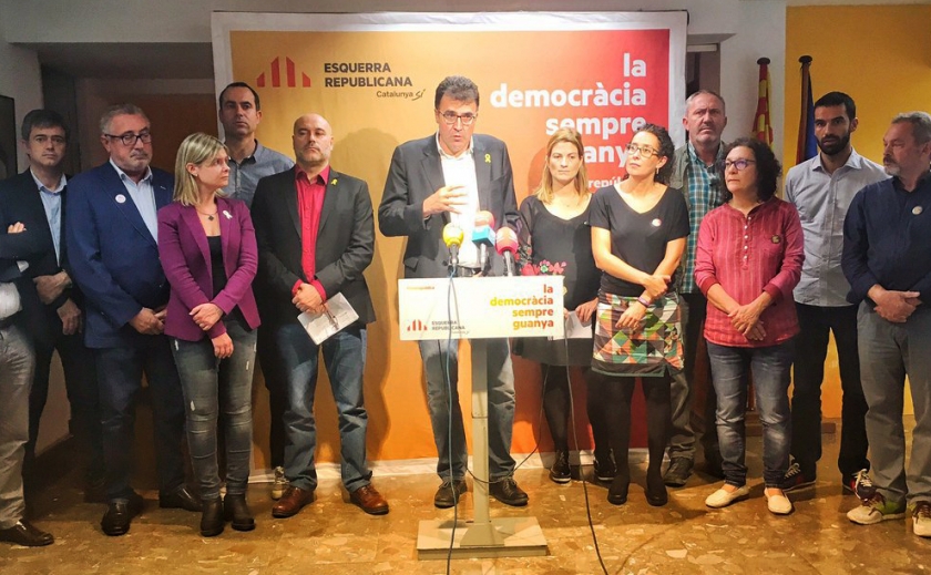  El diputat al Parlament Lluís Salvadó, acompanyat de diversos representants del Camp de Tarragona i les Terres de l'Ebre, durant la roda de premsa 