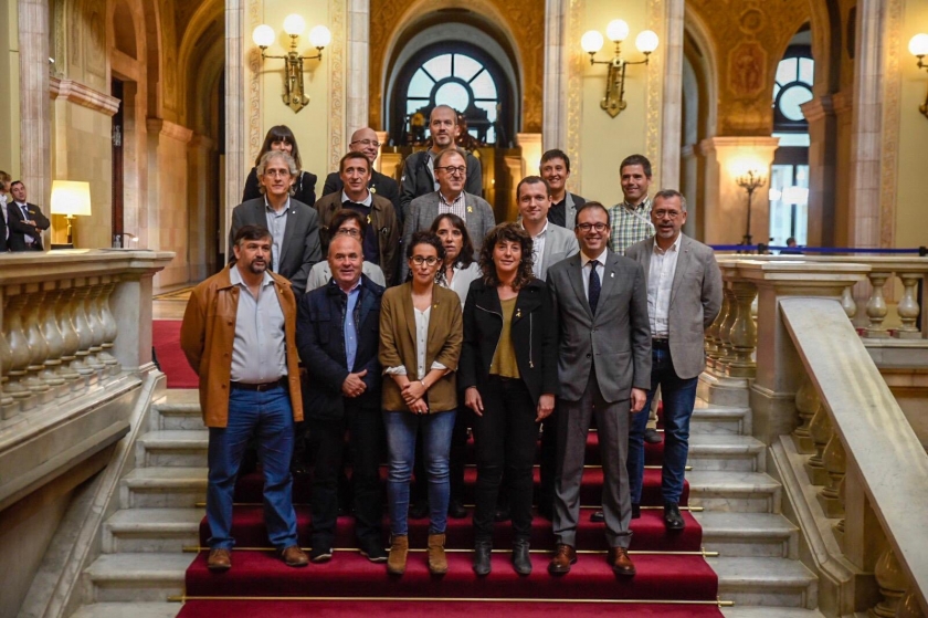  La consellera Teresa Jordà, al centre, acompanyada per la diputada republicana, Irene Fornós, i la resta de diputats i agents implicats en el sector agrari 