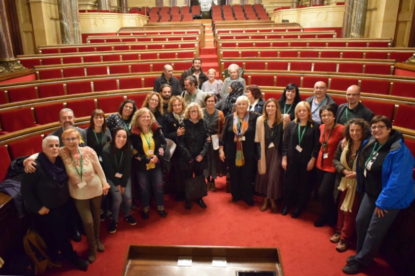  Representants de les entitats de dones amb algunes diputades i diputats d'Esquerra a l'hemicicle 