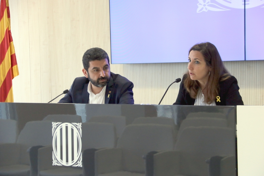  Georgina Oliva i el conseller de Treball, Afers Socials i Famílies, Chakir El Homrani, en la presentació de les mesures d'urgència per atendre adolescents i joves migrats del 26 de juny de 2018 / ACN 