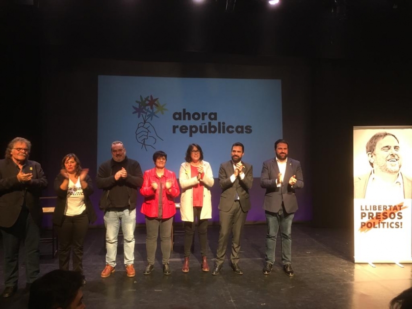  Els ponents en l'acte d'avui, a l'escenari del teatre Luchana 