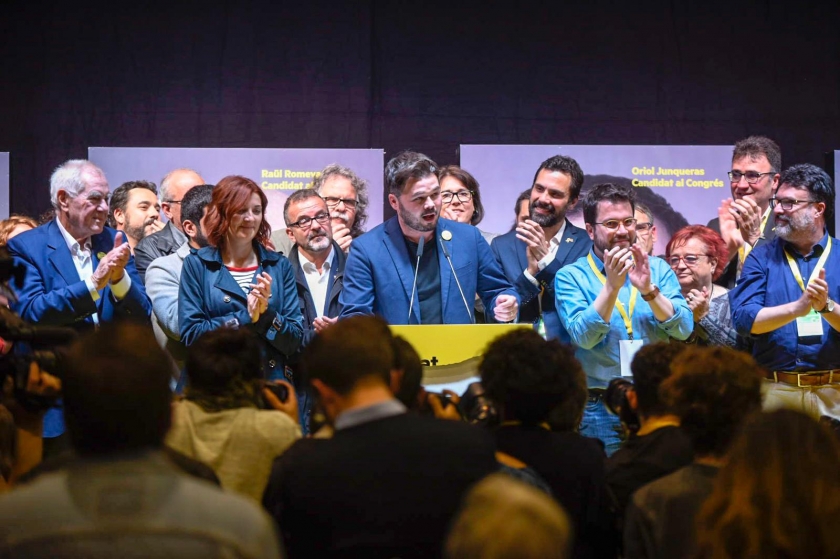  El candidat republicà al Congrés, Gabriel Rufián, agraïa la victòria als presos polítics i exiliats al final de la nit electoral a l'Estació del Nord de Barcelona 