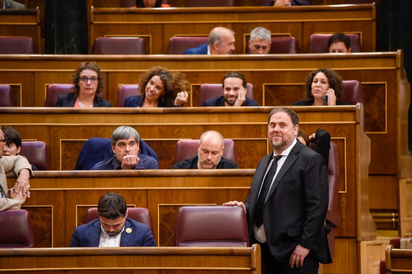  Oriol Junqueras somriu acompanyat dels diputats d’Esquerra Republicana / Marc Puig 