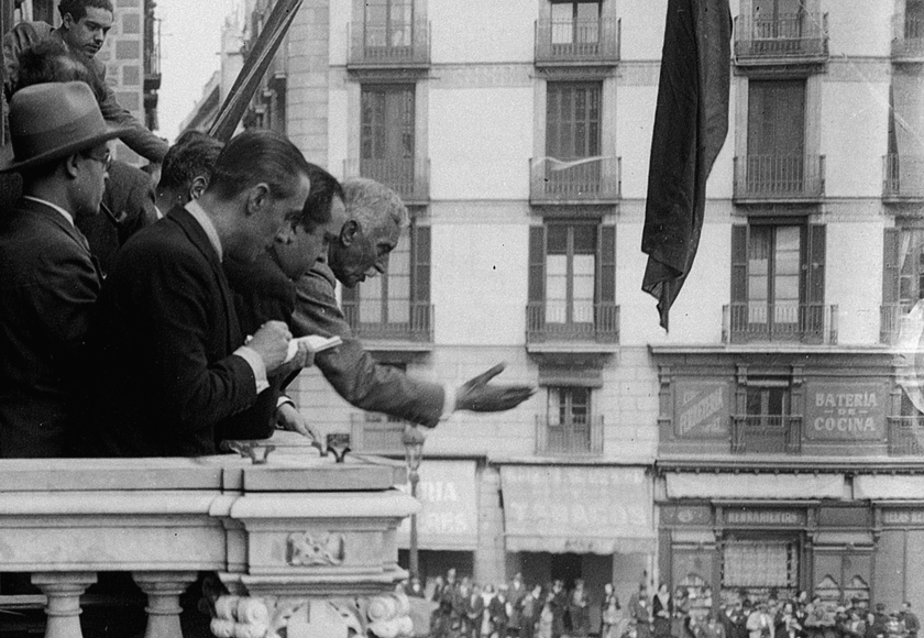 Francesc Macià proclama la República al balcó de la Generalitat el 14 d’abril de 1931 
