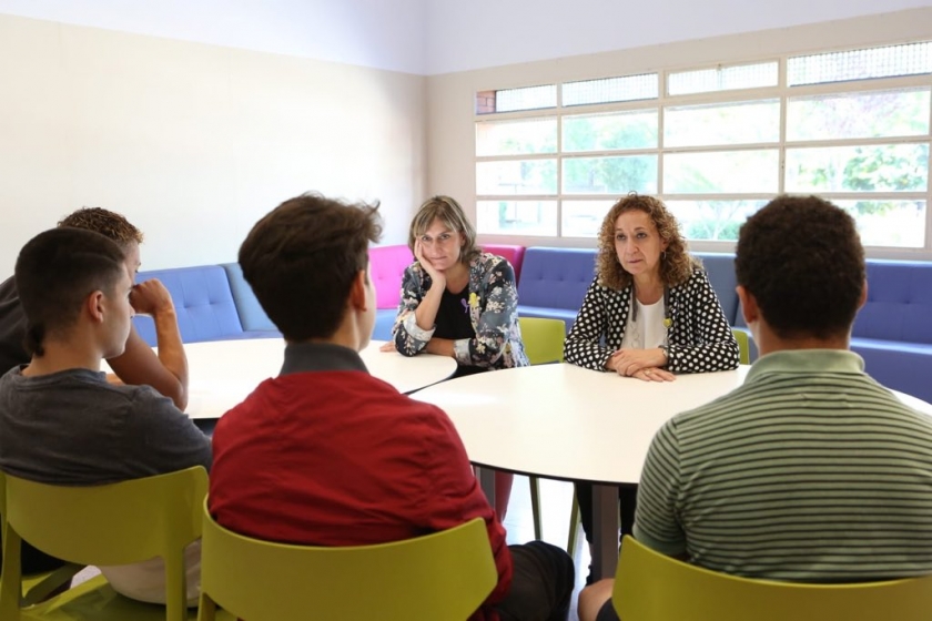  La consellera de Salut, Alba Vergés, i la consellera de Justícia, Ester Capella, parlen amb els interns del centre de justícia juvenil Els Til·lers 