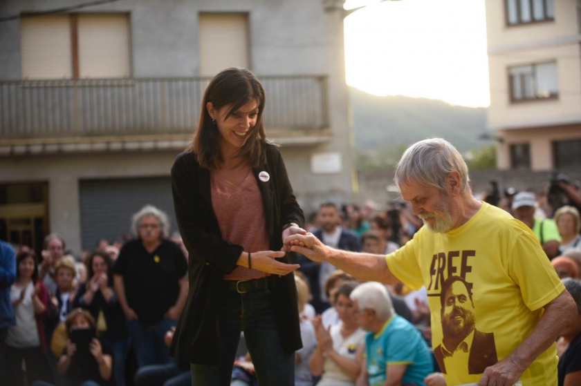  La secretària general adjunta i portaveu d'Esquerra, Marta Vilalta, ha convidat a pujar a l'escenari al pare d'Oriol Junqueras, Artur Junqueras, per llegir una carta del seu fill 