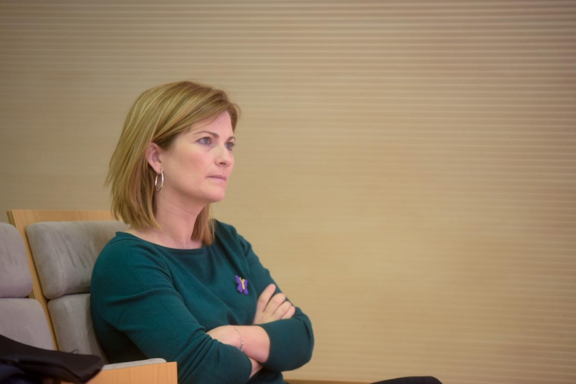  La Vicesecretària general de Dones d'Esquerra Republicana, Raquel Sans, escoltant la roda de premsa / Marc Puig 