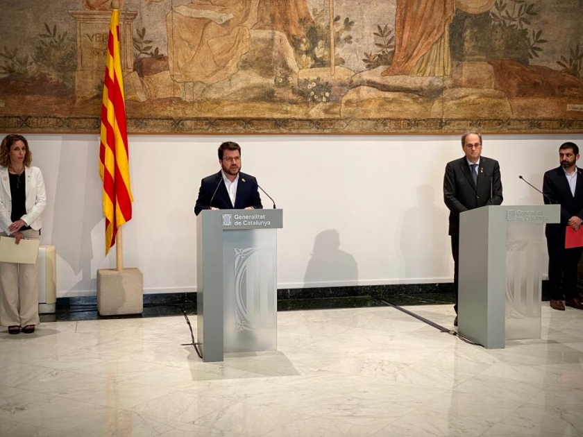  El vicepresident del Govern, Pere Aragonès, durant la roda de premsa, acompanyat del president de la Generalitat, Quim Torra; el conseller de Treball, Chakir El Homrani; i la consellera d'Empresa, Àngels Chacón 