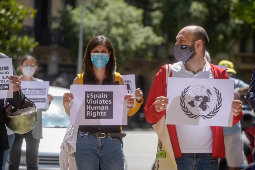  La secretària general adjunta i portaveu, Marta Vilalta, participa a  l'acció reivindicativa davant la Delegació del Govern espanyol a Barcelona / Marc Puig 