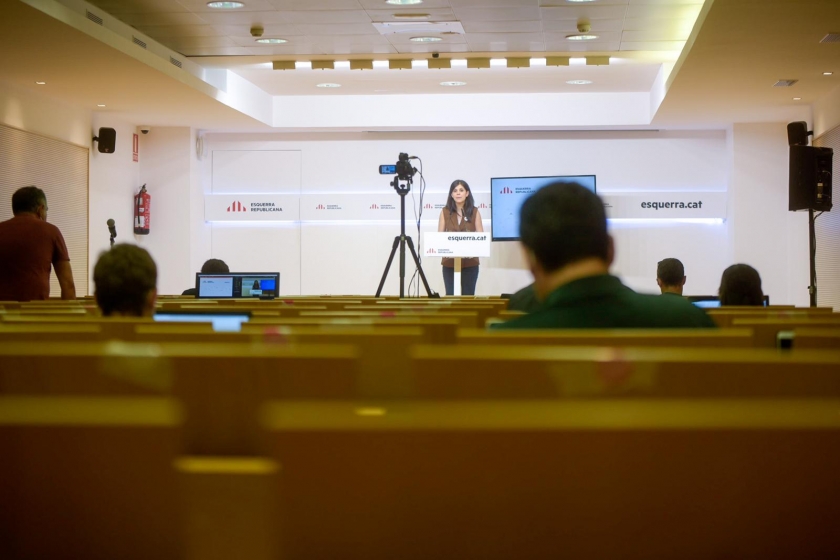  La secretària general adjunta i portaveu, Marta Vilalta, durant la roda de premsa amb alguns periodistes / Marc Puig 