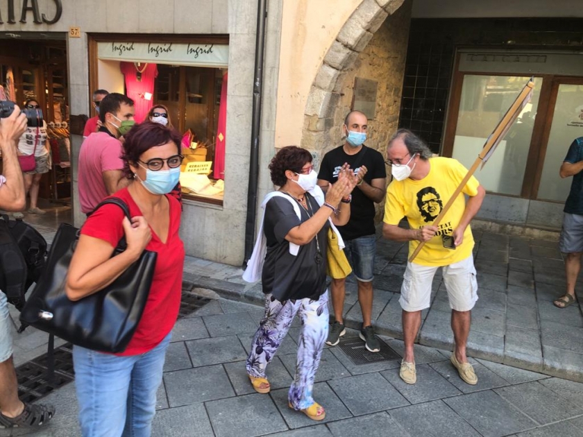  Dolors Bassa, acompanyada de la seva germana, Montse Bassa, arribant a Torroella de Montgrí 