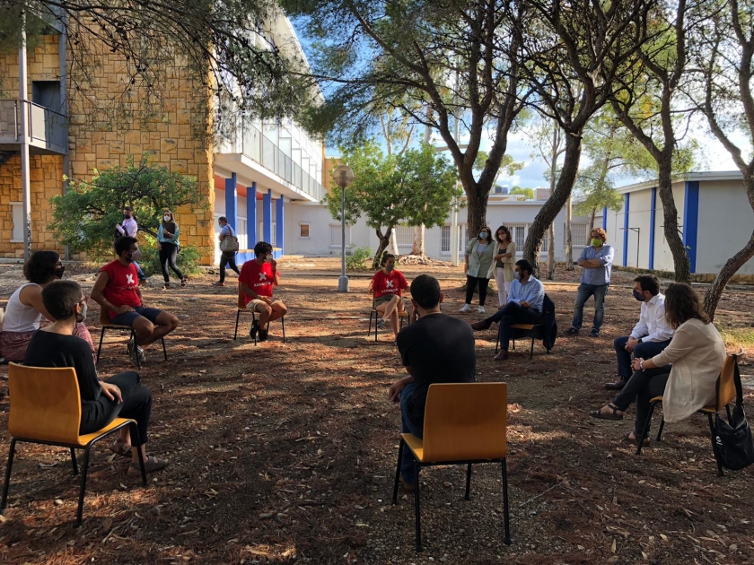  El conseller d'Economia i vicepresident del Govern, Pere Aragonès, i el conseller d'Afers Socials, Chakir El Homrani, en un alberg a El Vendrell 