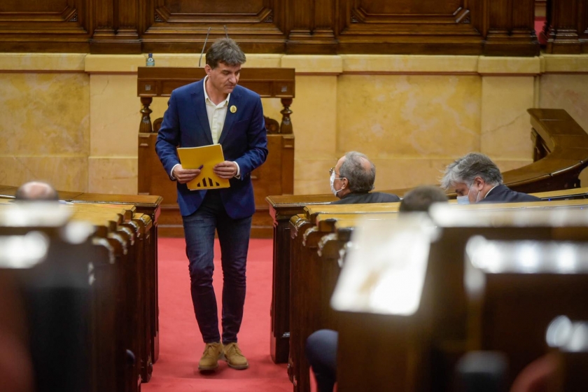  El president del grup parlamentari, Sergi Sabrià, al costat del president Torra, en retornar del faristol al seu escó durant el debat de política general / Marc Puig 
