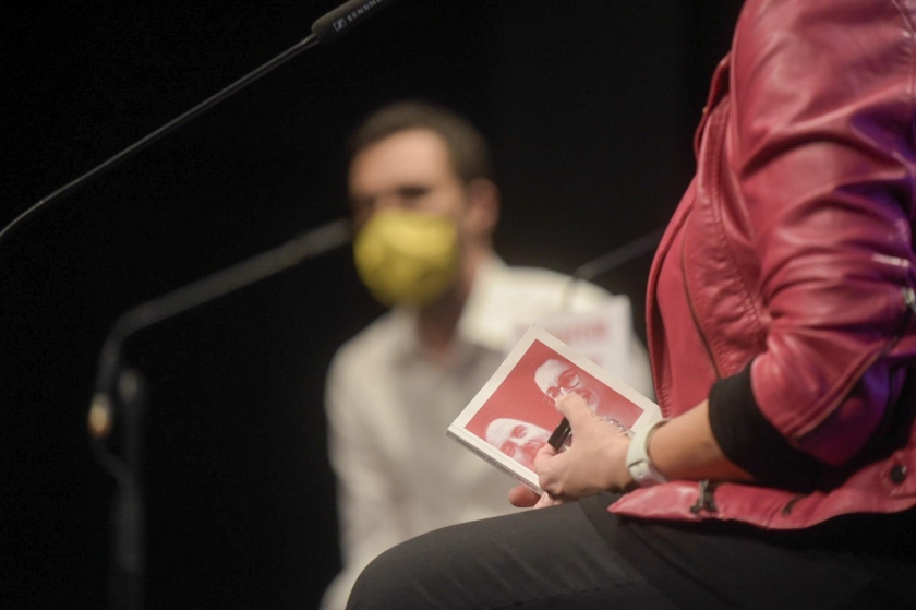  La consellera de Salut, Alba Vergés, sosté el llibre d'Oriol Junqueras i Marta Rovira, 'Tornarem a vèncer (i com ho farem)', a l'acte de Girona, l'1 d'octubre / Marc Puig 