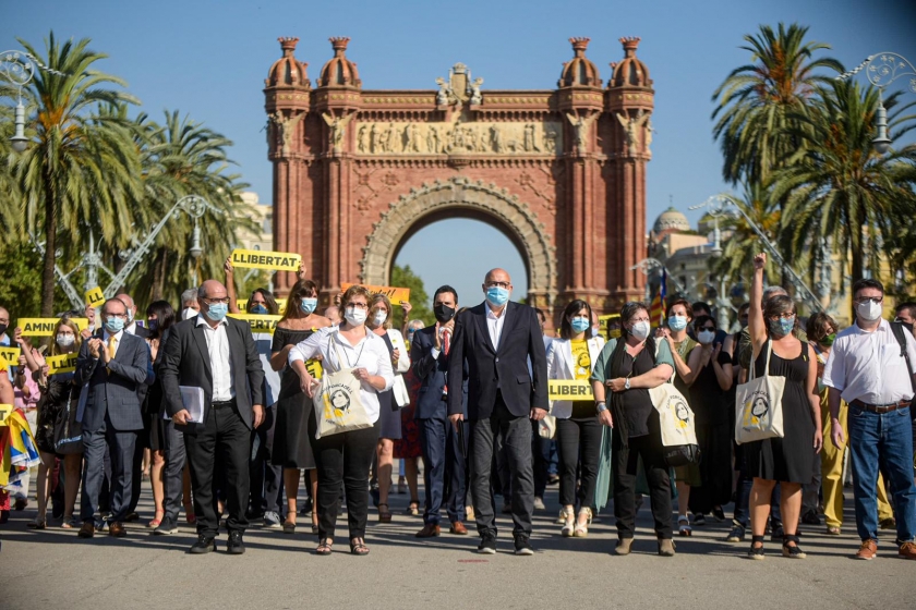  Els membres de la Mesa de la XI Legislatura moments abans d'entrar al TSJC per començar el judici el passat mes de juliol / Marc Puig 
