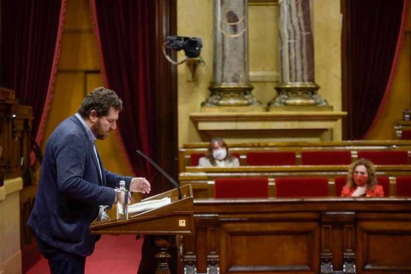  El diputat republicà Marc Sanglas al faristol del Parlament i la consellera de Justícia, Ester Capella, a la bancada del Govern / Marc Puig 