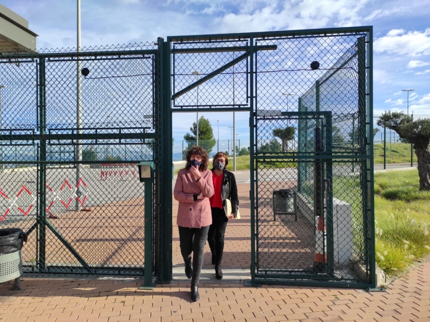  Teresa Jordà i Montse Bassa sortint de la presó de Puig de les Basses després de visitar Dolors Bassa 