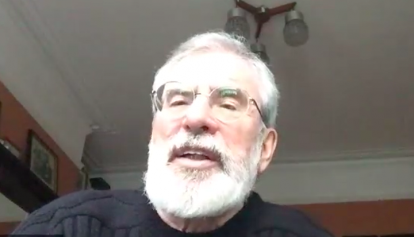  L'expresident del Sinn Féin, Gerry Adams, durant la trobada telemàtica amb Lledoners. 
