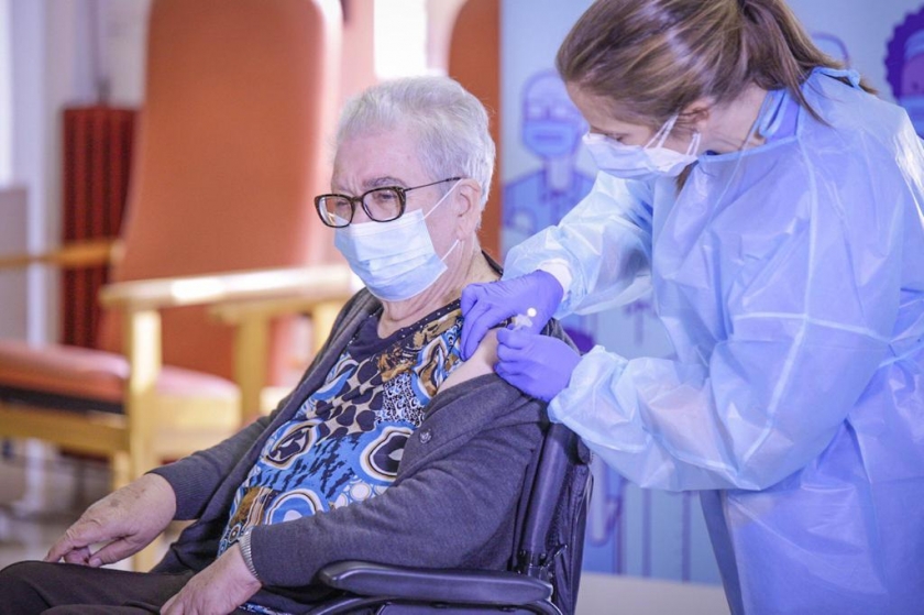  Josefa Pérez, de 89 anys i resident del centre Feixa Llarga de l'Hospitalet de Llobregat, ha sigut la primera dona vacunada a tot Catalunya 