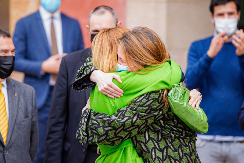  Moment de l'emocionant retrobament entre Meritxell Serret i Carme Forcadell, que no es veien des de fa més de 3 anys / Arnau Carbonell 