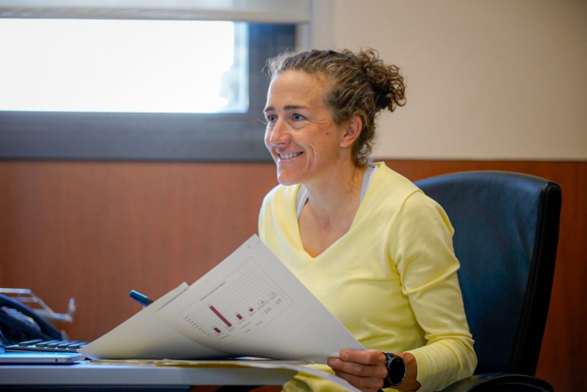  Núria Picas, al seu despatx del Parlament, preparant la seva intervenció sobre la feminització del cos de bombers / Arnau Carbonell 