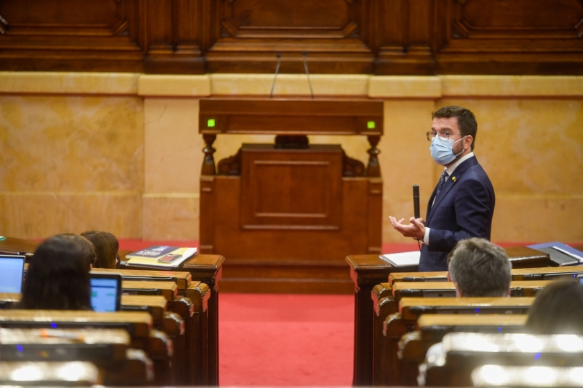  El president Pere Aragonès, responent a una pregunta durant una sessió de control al Parlament / Marc Puig 