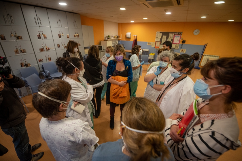  L'exconsellera de Salut, Alba Vergés, reunida amb un grup d'infermeres 