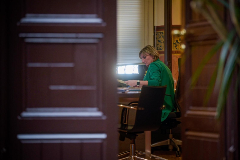  L'exconsellera de Salut, Alba Vergés, treballant al despatx 