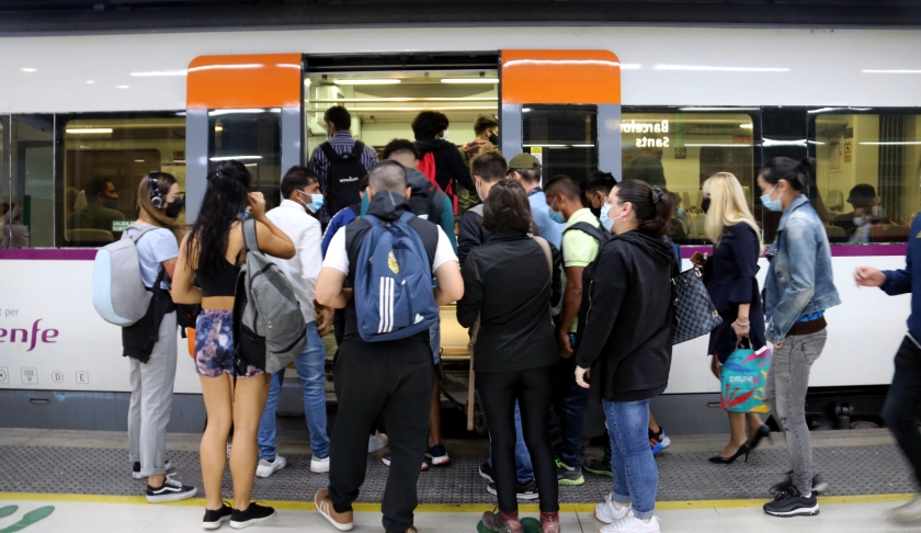  Un nombrós grup de gent intenta entrar a un tren en la segona jornada de vaga de maquinistes de Renfe a l'estació de Barcelona-Sants, l'1 d'octubre de 2021 / ACN 