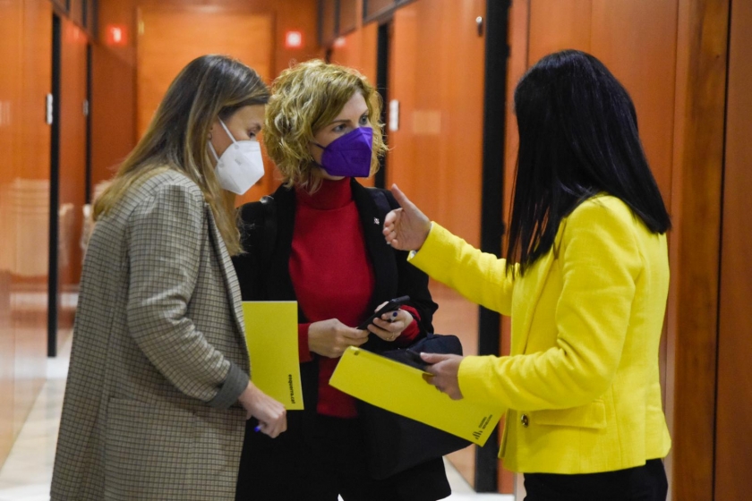  La diputada Raquel Sans, membre de la Comissió d'Economia del Parlament, comenta el projecte de pressupostos amb la portaveu del grup parlamentari d'Esquerra, Marta Vilalta, i la portaveu adjunta, Meritxell Serret / Marc Puig 