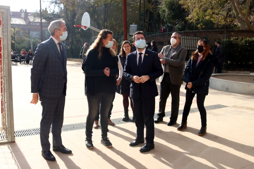  El conseller d'Educació, Josep Gonzàlez-Cambray, i el president de la Generalitat, Pere Aragonès, amb la directora de l'escola Baldiri Reixac, Sandra Martí. ACN  