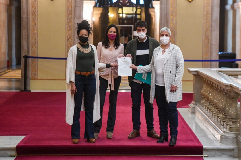  A la dreta, Mònica Palacín, diputada d'Esquerra Republicana després de registrar la llei  