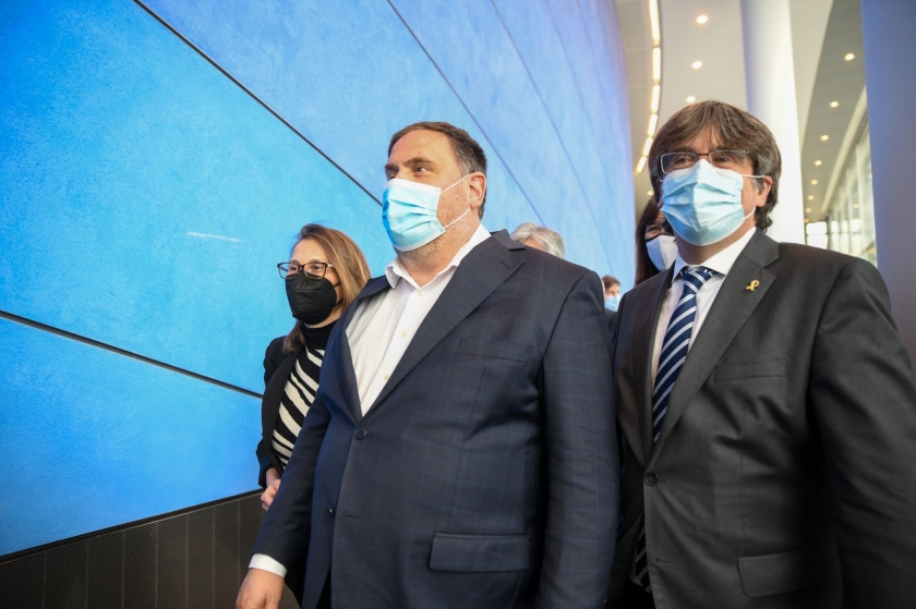  El president d'Esquerra Republicana, Oriol Junqueras, amb la portaveu adjunta del grup parlamentari d'Esquerra Republicana Meritxell Serret i l'expresident Carles Puigdemont / Marc Puig 