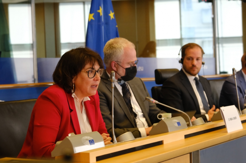  Diana Riba a la mesa de la comissió. ADAM ALBERT 