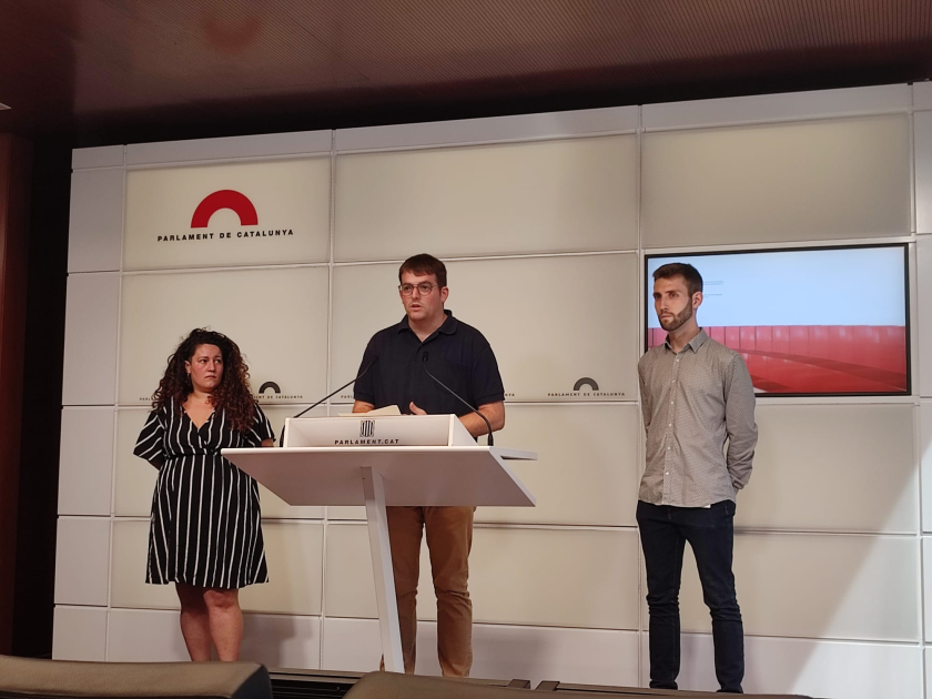 Pau Morales, Kènia Domènech i Enric Pérez en roda de premsa al Parlament 