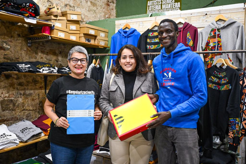 La diputada al Congrés Maria Dantas i la membre del Jovent Republicà Lisbeth Muga amb el portaveu de la ILP, Lamine Sarr. PAULA ROQUE. 