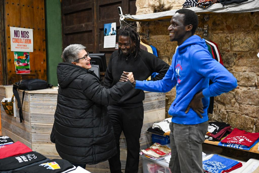   Esquerra Republicana lliura les signatures recollides per la ILP de regularització de persones migrants  