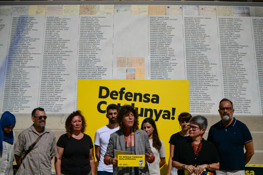 Teresa Jordà i Maria Dantas, acompanyades d'altres membres d'Esquerra Republicana, al Camb de la Bota. MARC PUIG