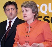 Anna Sim&oacute; retreu a Figueras que no 'assumeixi la seva responsabilitat' en la crisi de les adopcions al Congo