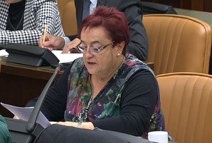 Ana Surra: 'Estan robant drets a la gent per poder mantenir la despesa militar'