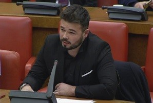 Rufián: ‘Hi ha alguna cosa que sàpiga Trillo que li permeti saltar de càrrec en càrrec independentment del que faci?’