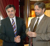 Puigcerc&oacute;s entrega al Parlament l'informe d'una comissi&oacute; d'experts per millorar la llei electoral