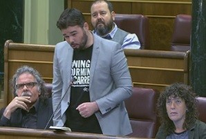 Rufián, a Rajoy: “Deixin de fer el ridícul i els policies que tenen en desnonaments, operacions Catalunya i brigades patriòtiques enviï’ls al control de passaports d’El Prat”