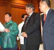 El president de la cambra de representants de Filipines entrega a Benach la medalla d’honor al m&egrave;rit legislatiu
